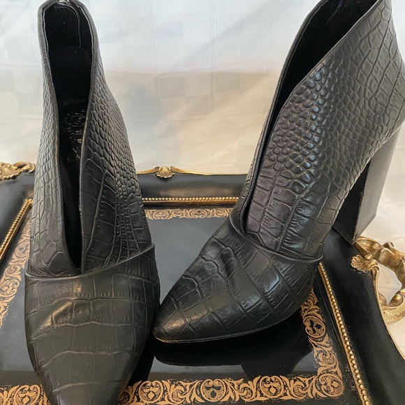Vince Camuto Crock Embossed,Leather Ankle VFront boots,Zipper, 3.5”heels,Size 7M - Picture 9 of 17